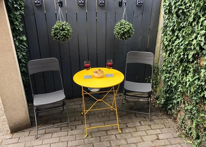 City Centre Townhouse-3 Bedrooms & Parking - Excellent Location
