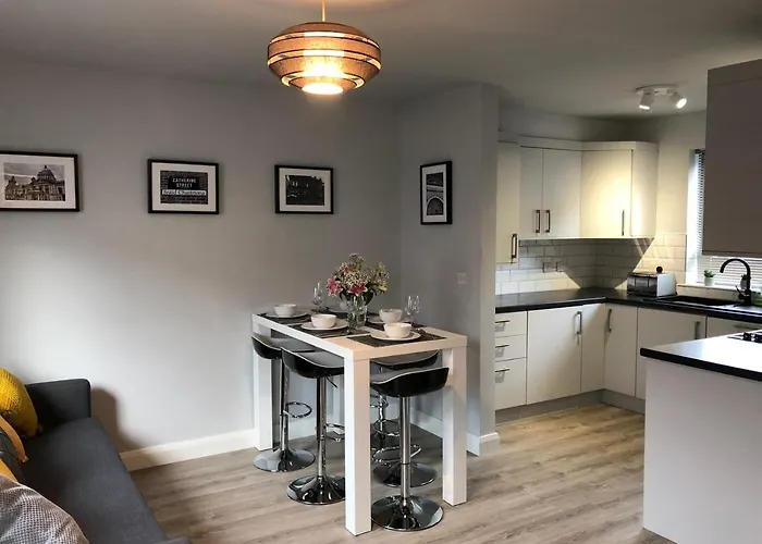 City Centre Townhouse-3 Bedrooms & Parking - Excellent Location